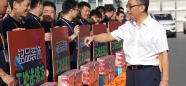 銘品裝飾集團(tuán)送清涼活動(dòng)，向所有為“品質(zhì)工程”奮斗在高溫一線的工人師傅致敬！