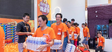 銘品裝飾舉行『產(chǎn)業(yè)工班月度會(huì)議』，為最美產(chǎn)業(yè)工人頒獎(jiǎng)典禮，送上清涼飲品