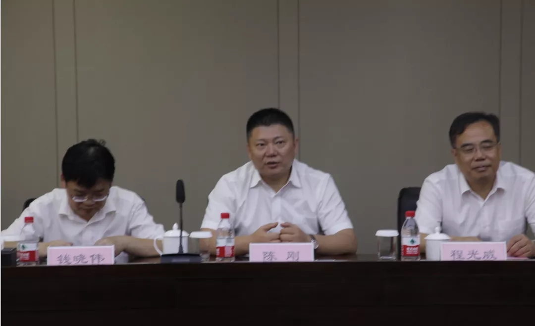 杭州聯(lián)通公司黨委委員、副總經(jīng)理陳剛先生（中）