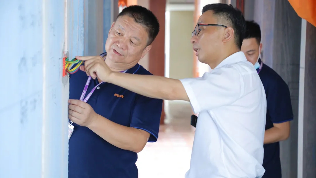 銘品裝飾董事長(zhǎng)張一良先生前往工地進(jìn)行巡查、指導(dǎo)
