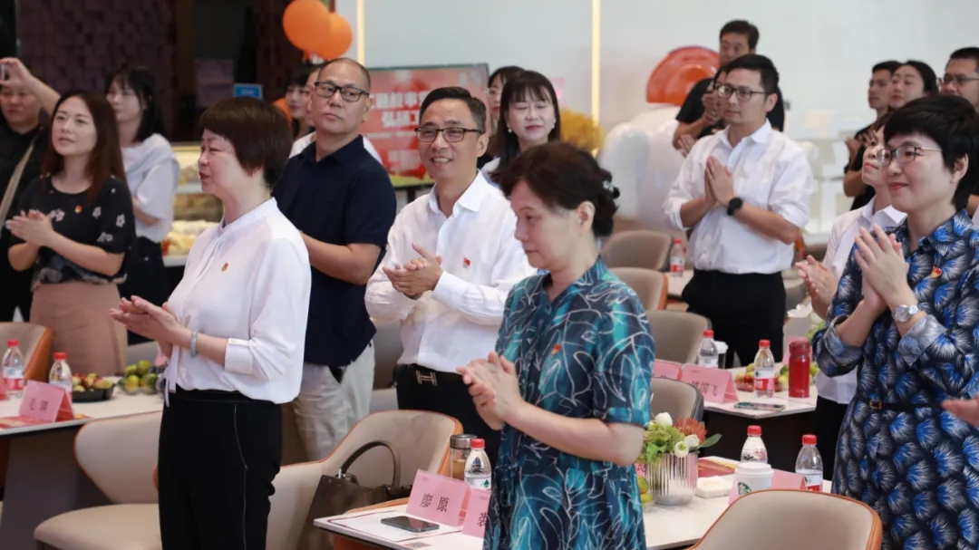 領(lǐng)導(dǎo)、行業(yè)來賓共唱《愛我中華》