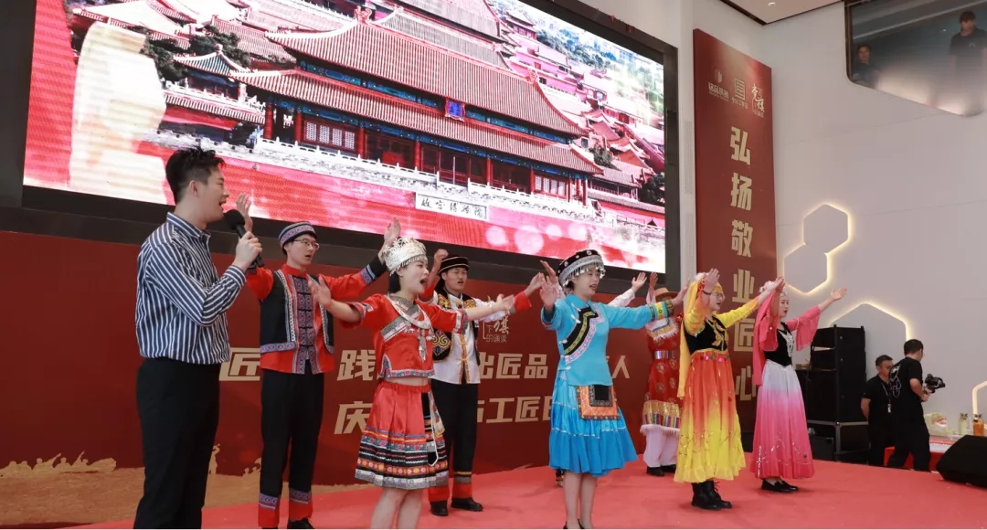 領(lǐng)導(dǎo)、行業(yè)來賓共唱《愛我中華》