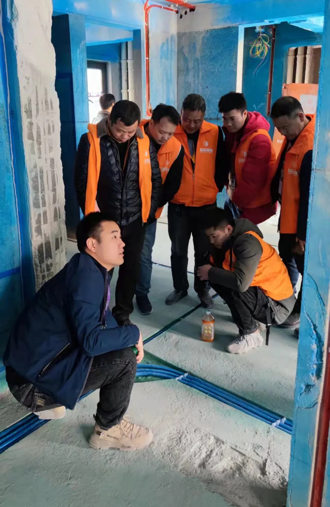 王經(jīng)理檢查水電隱蔽工程，講解銘品大弧彎工藝