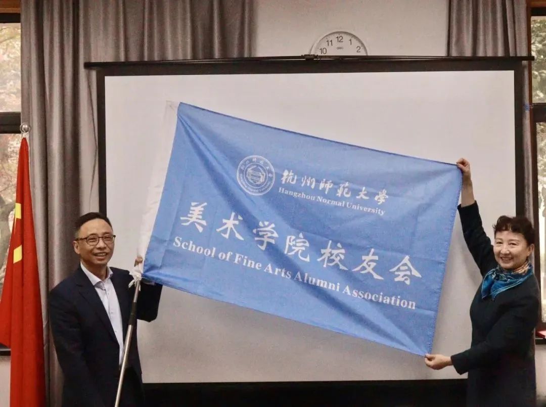 郭小娟書記授旗，張一良校友接旗