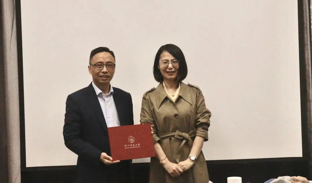 薛少聰主任向張一良校友頒發(fā)校友會(huì)會(huì)長聘書-